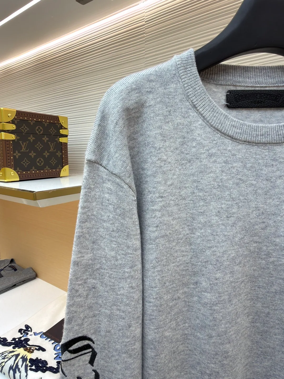 Chrome Hearts scroll embroidered sweater ●Item number: 1682475-A85 ●Fabric: wool fabric ●Technology: embroidery production ●Color: gray ●Version: loose fit ●Weight: about 470 grams ●Size: S-M-L-XL ●Description: Select high-quality wool and cashmere raw materials, blended according to a certain proportion. Wool provides warmth and durability, while cashmere gives clothing a soft, delicate feel. The combination of the two makes the fabric both comfortable and practical. Different from market products, our sweaters feel softer and waxier. We use the shrinking characteristics of cashmere fiber to shrink the sweaters. Ironing knitted sweaters to make them smoother and crisper while maintaining style characteristics. The ironing process requires precise control of temperature and pressure to prevent clothing from deforming or being damaged. The overall wiring is straight and delicate, the fabric is comfortable and soft, and the color is consistent without color difference. It can be matched with the same style to create a fashionable look and control various occasions. Customized accessories, complete with three standards, same style for men and women!
